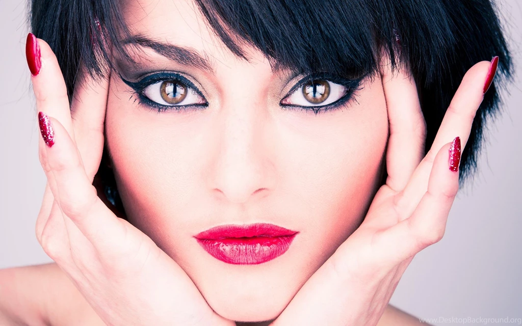 THE WOMAN MAKE UP WALLPAPER   (