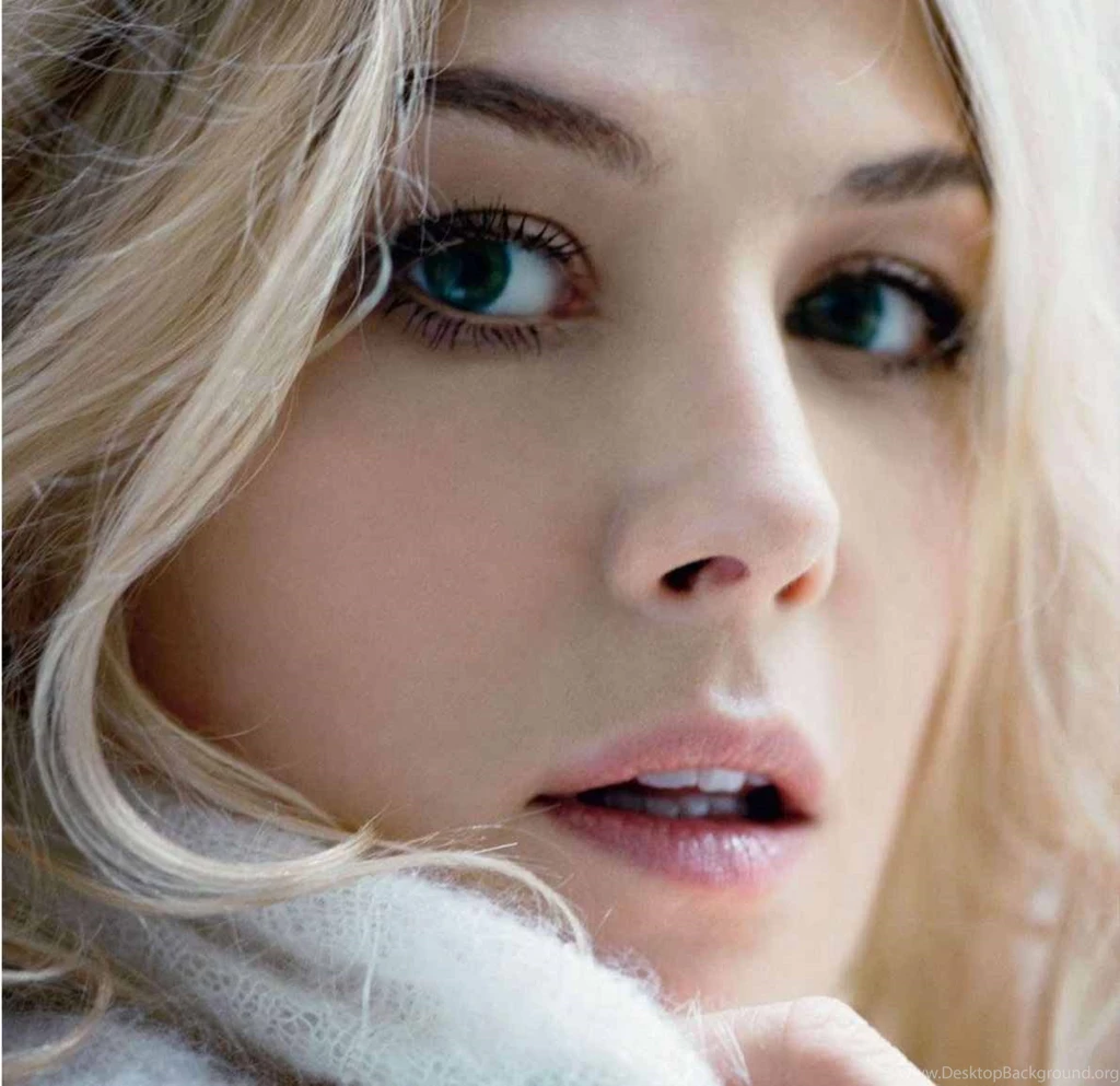 Rosamund Pike Wallpaper.