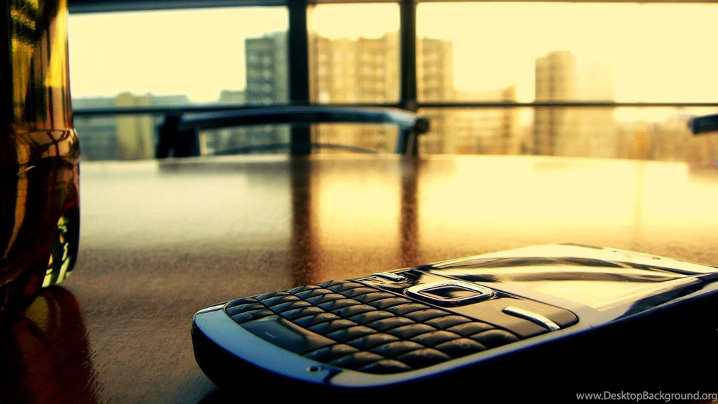 Download Desktop Wallpapers Photo Smartphone On The Desk In The Office.
