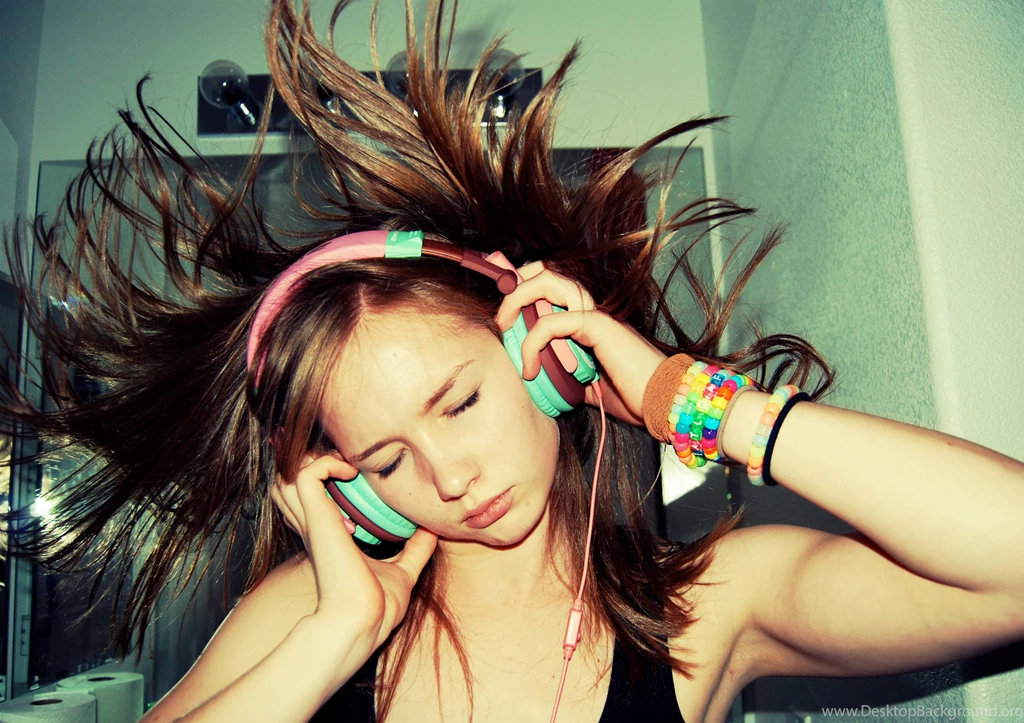 Headphones girls 3669x2592 wallpaper.jpg