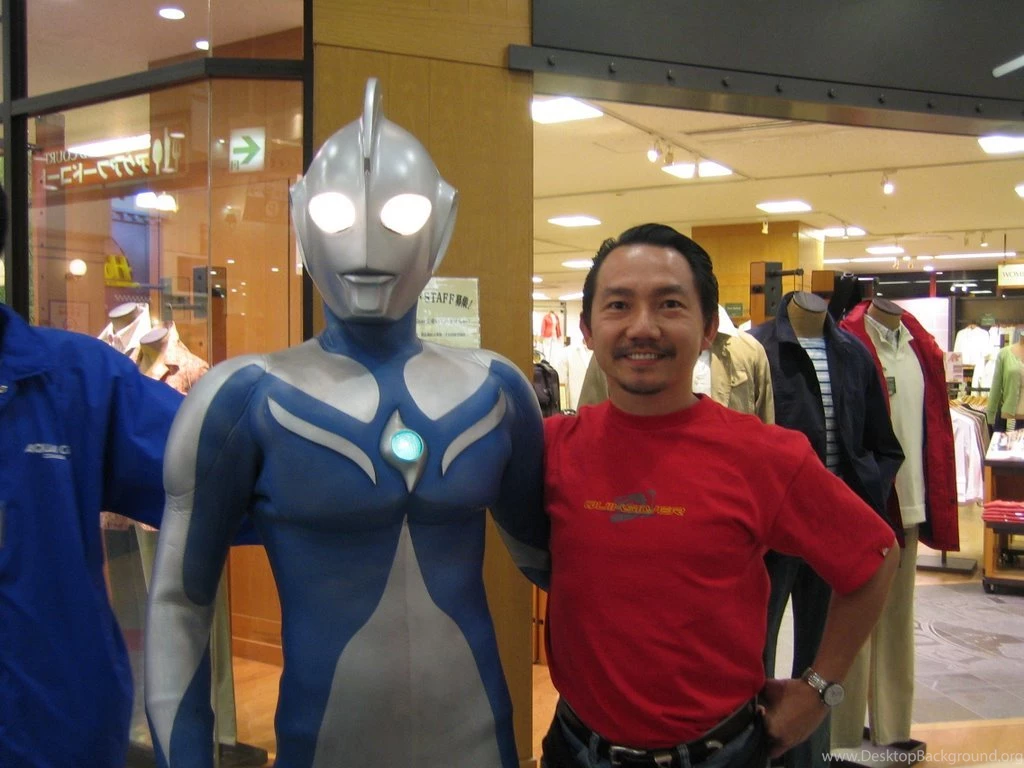 Panoramio   Photo Of Odaiba Toys R Us Ultraman Cosmos N Pineapple