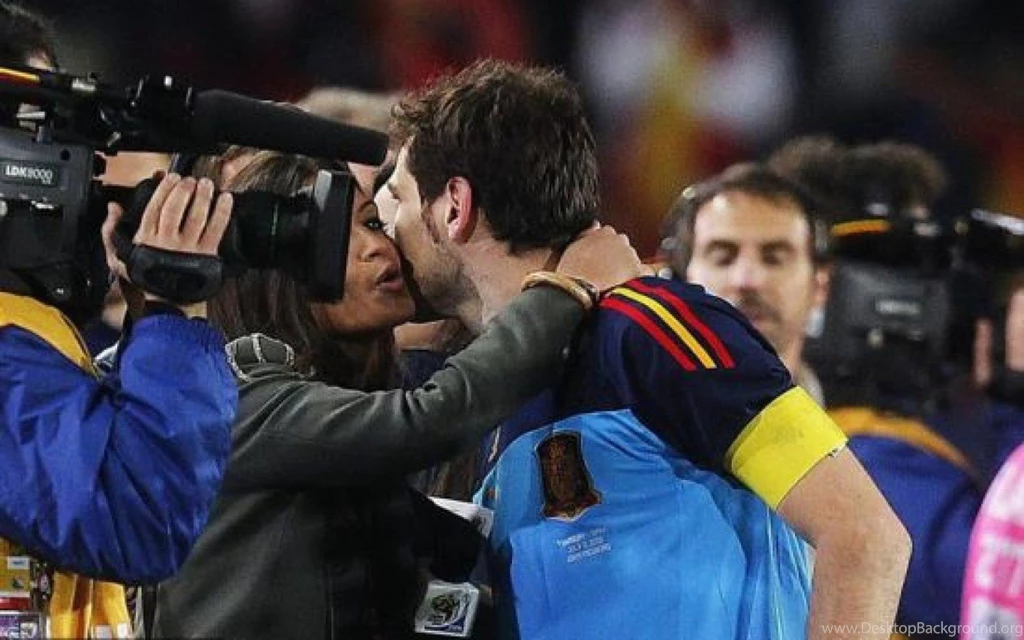 Casillas And Sara Carbonero Romance Wallpapers Football HD ...