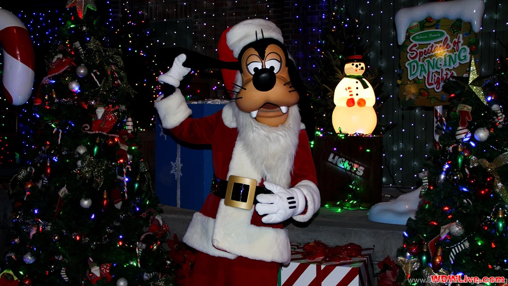 Goofy: Santa Goofy Greeting Guests At The Osborne Family Spectacle ...