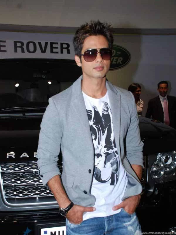 Bollywood Cool Actor Shahid Kapoor With Dog Hd Image