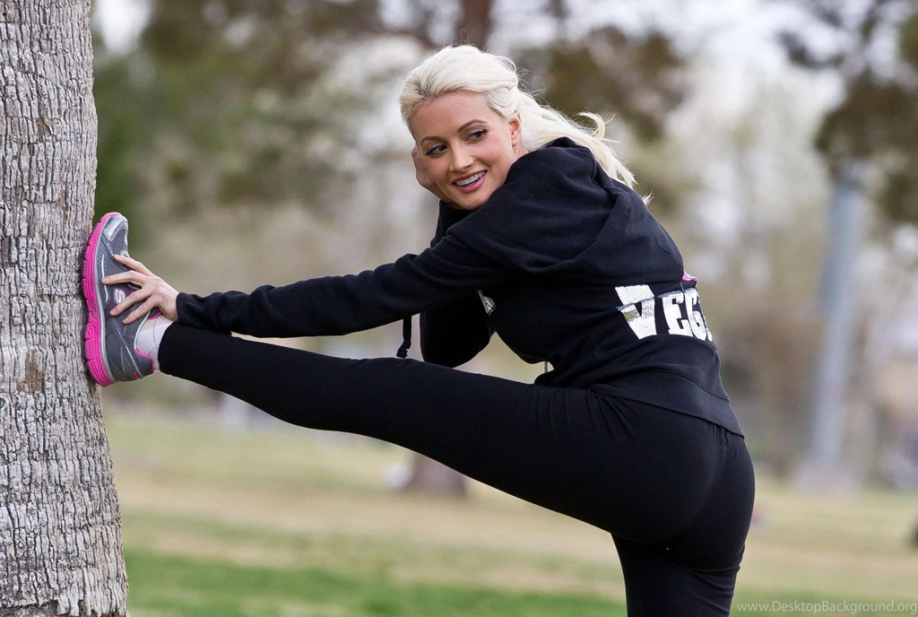 Holly Madison Pictures Excercies In The Public Park ~ RitePix