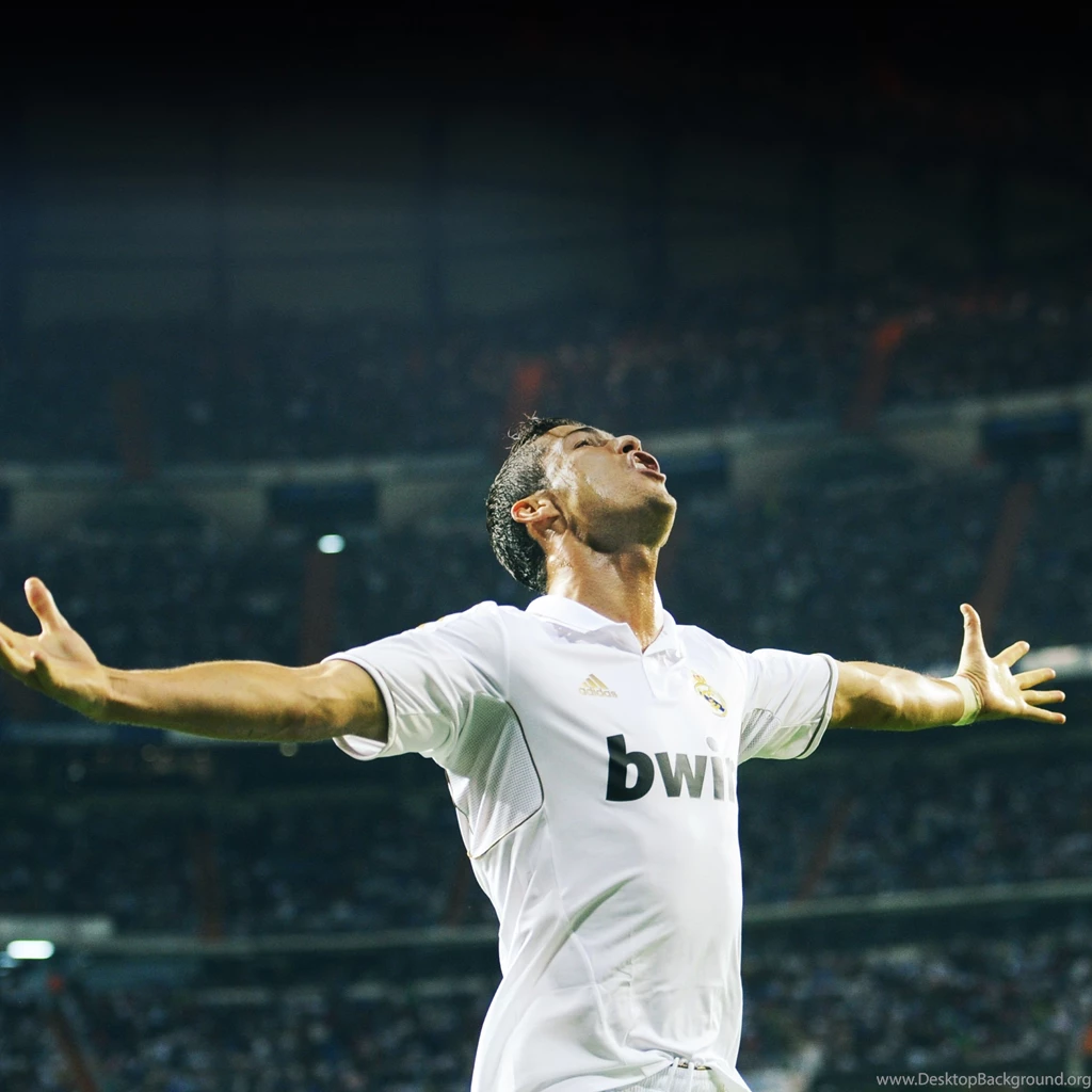 Freeios7.com_apple_wallpaper_ronaldo world_ipad_retina_parallax.jpg