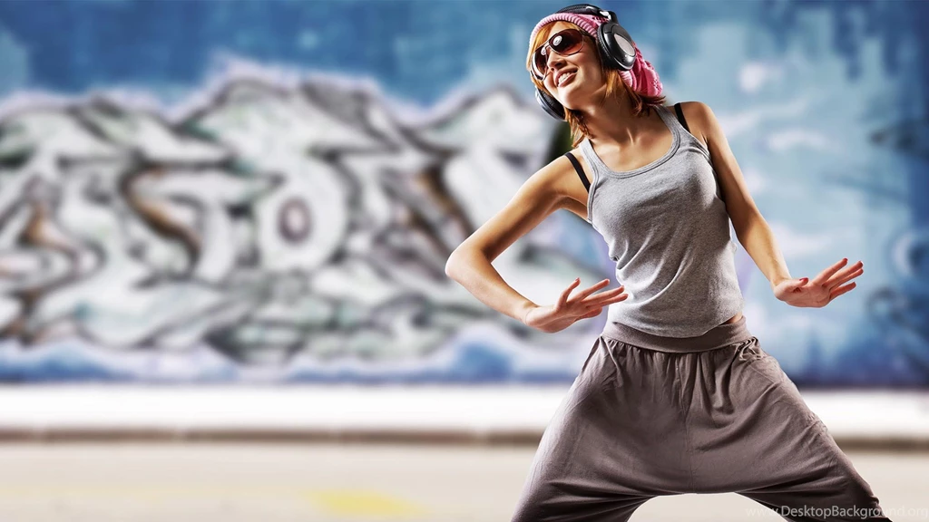 Dancing Girl With Headphone Hd Wallpapers