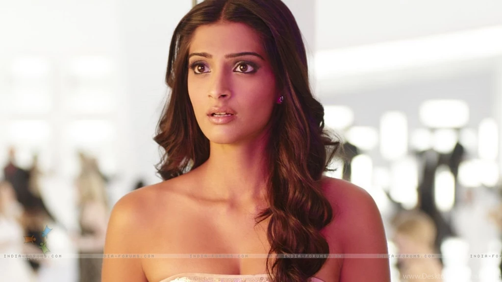 Wallpapers   Sonam Kapoor In The Movie Thank You (125604) Size:1366x768