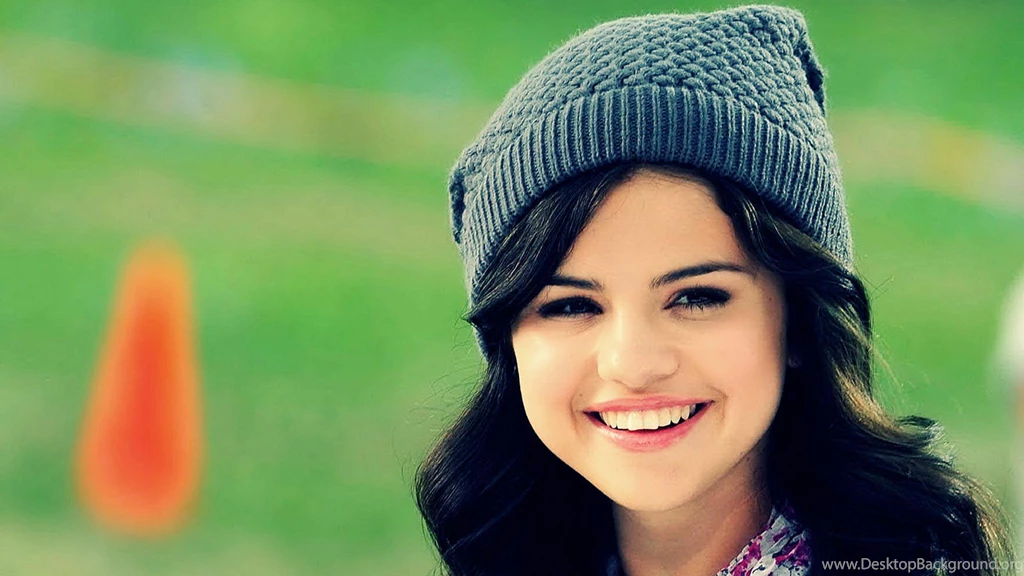 Selena Gomez Cute Smile Desktop Wallpapers