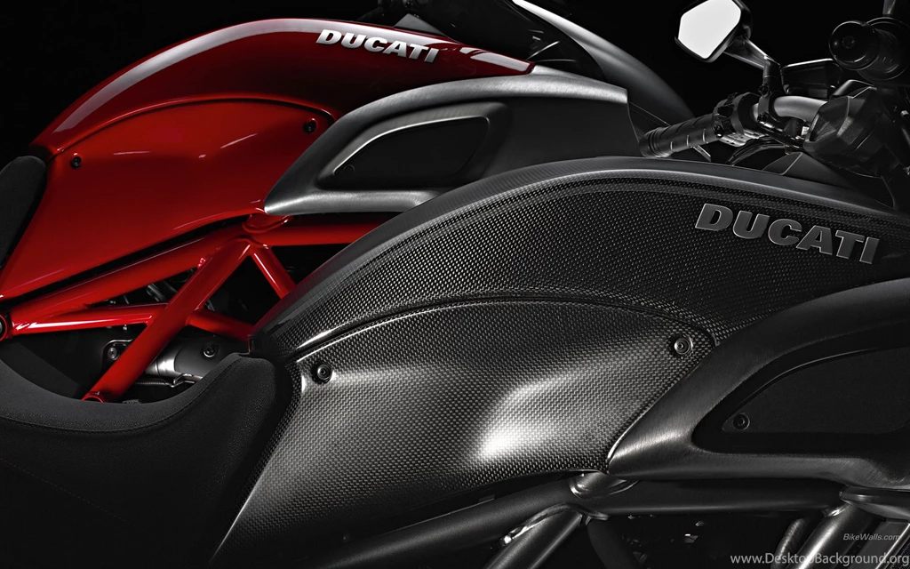 Red Black Ducati Diavel Motor