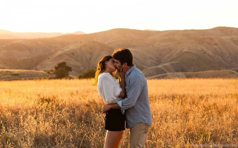 Cute Couple Doing Romance On Road Wallpapers Free Desktop ...