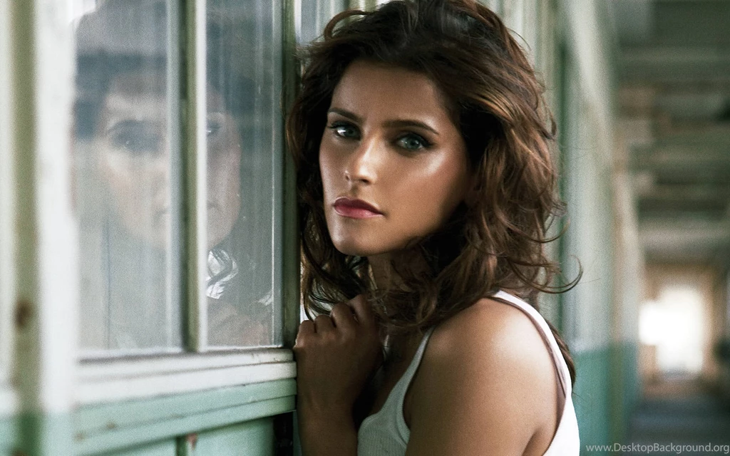 Download Wallpapers 3840x2400 Nelly Furtado, Girl, Haircut, Eyes ...