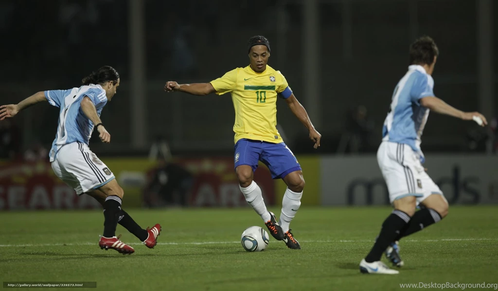 339573_ronaldinjo_futbol_futbol oboi_4722x2760_www.Gde Fon.com.jpg