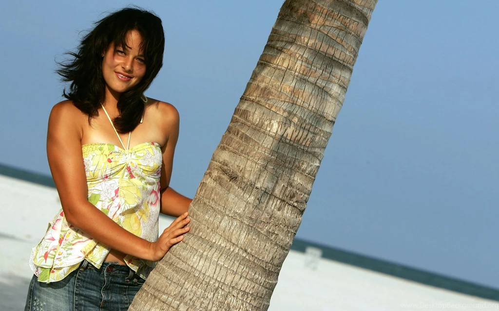Ana Ivanovic In Yellow/White Outfit On Beach Desktop Wallpapers ...