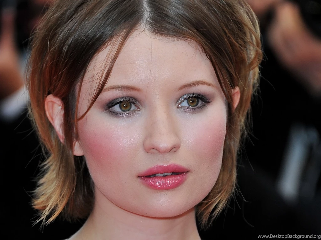 Emily Browning 6696 1920 X 1440   WallpaperLayer.com
