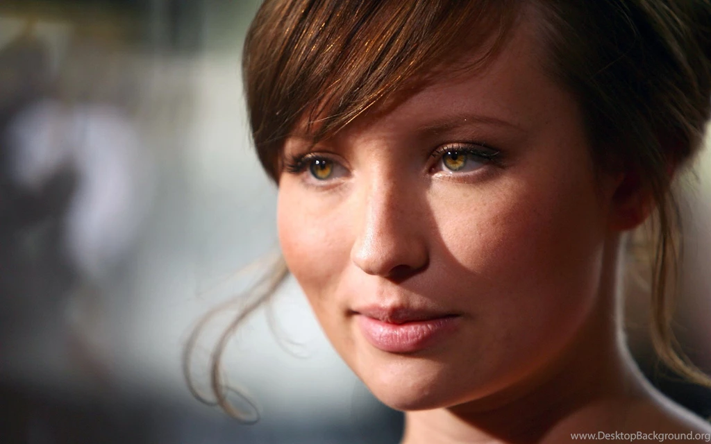 Top Emily Browning Face Wallpapers