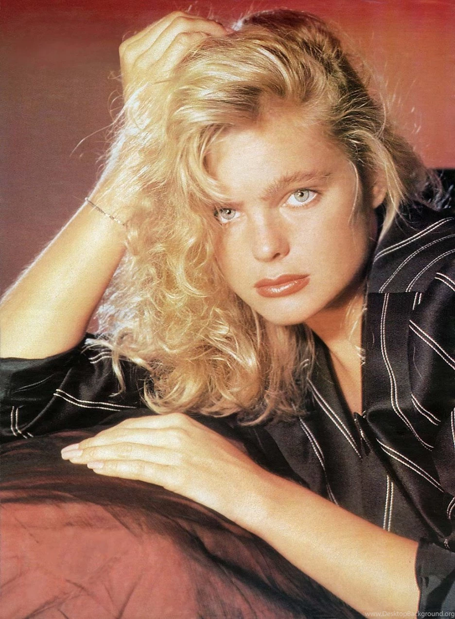 Info New Singer: Erika Eleniak Wallpapers