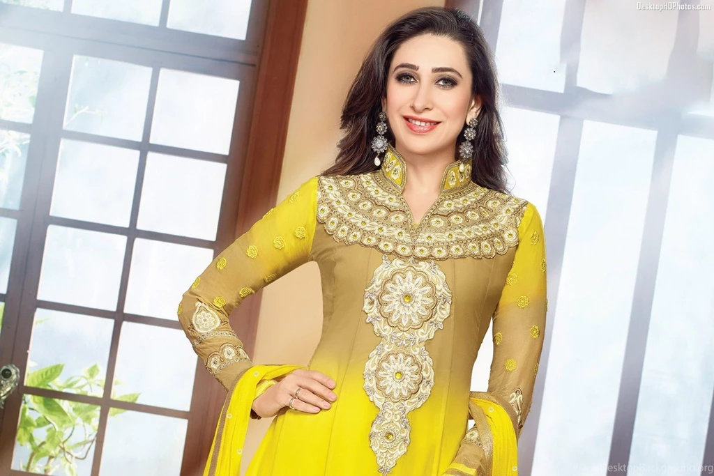 Karishma Kapoor Smiling Pictures