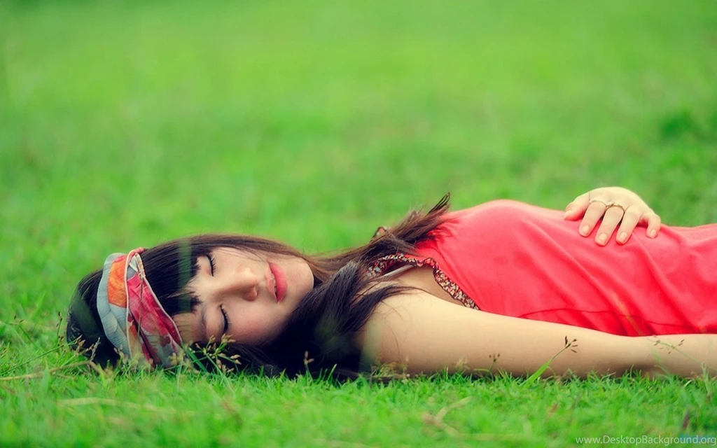HD WALLPAPERS FOR DESKTOP: CRAZY GIRL SLEEPING ON GRASS