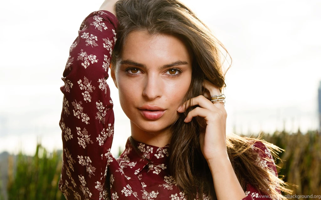 Actress Emily Ratajkowski Wallpapers