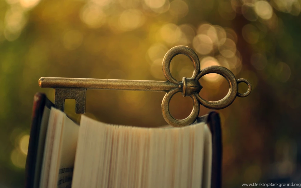 Beautiful Old Key On The Book Macro Wallpapers