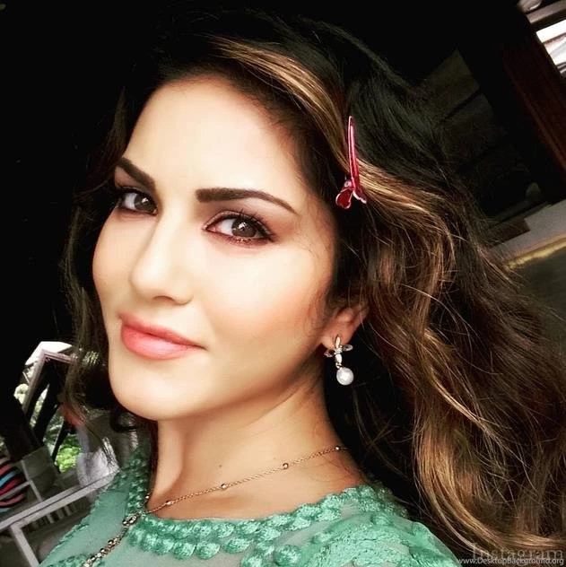 WOW Pretty Girl Sunny Leone Took A Selfie