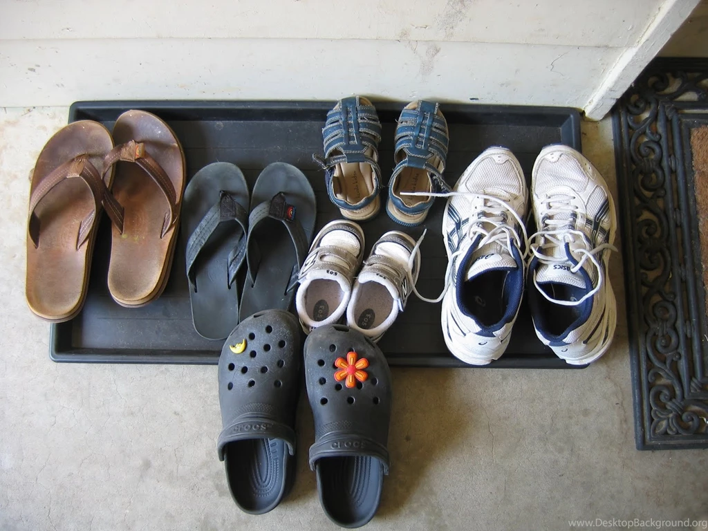 Exploring The Room Of The Wolfmother Wallpaper: Footsteps