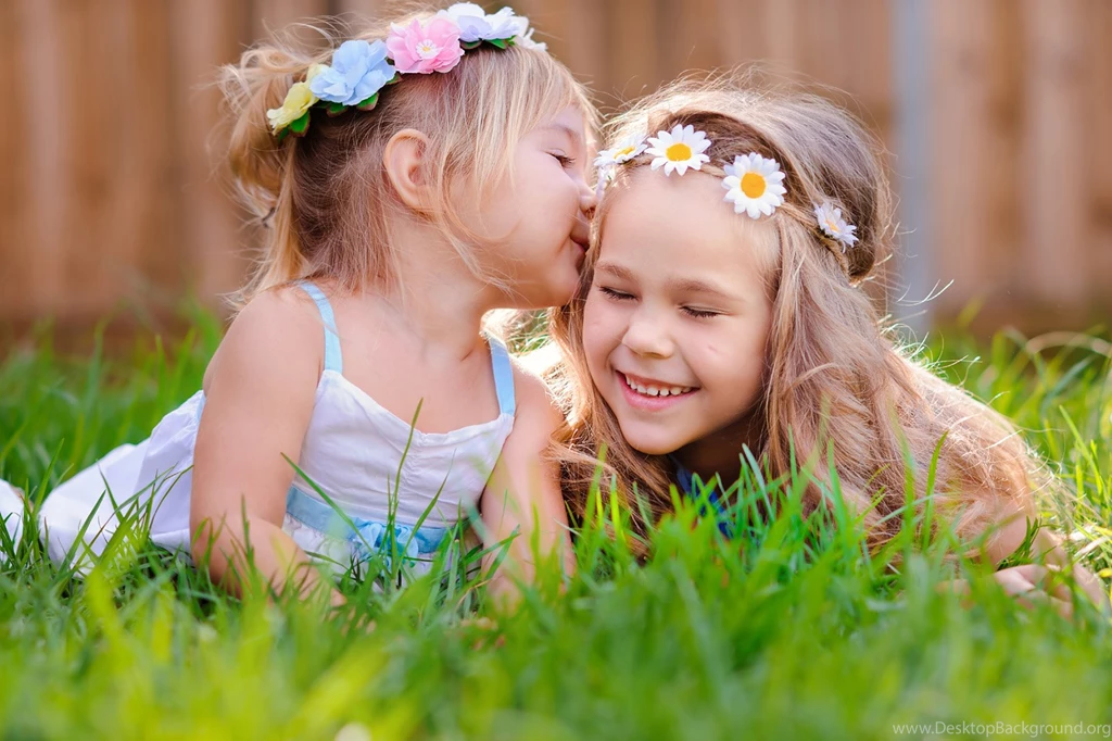 Lying On The Grass Two Little Girls 51427 Children's Album Figure