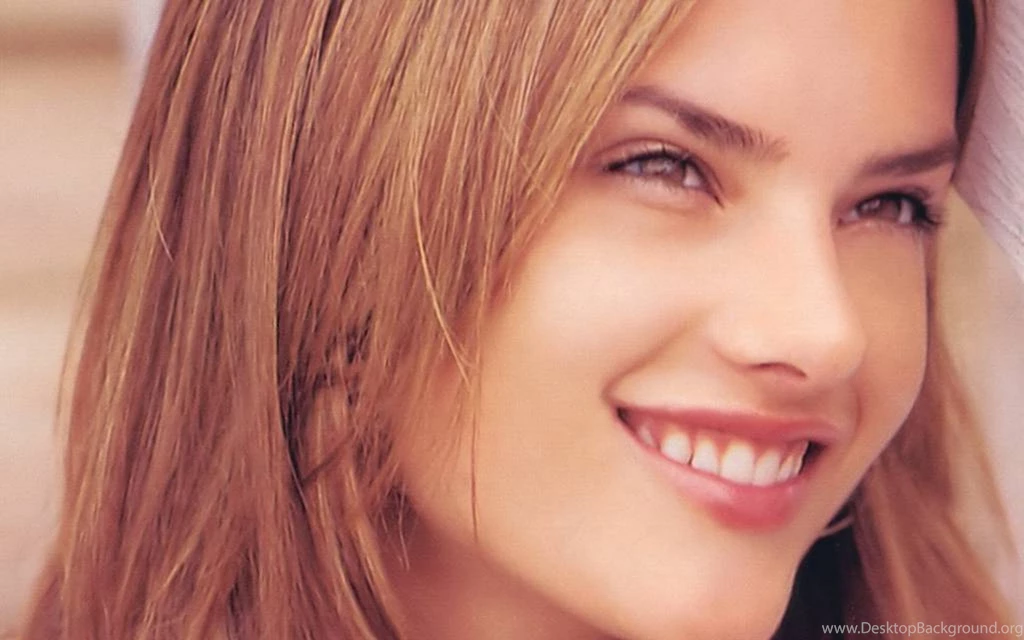 Alessandra Ambrosio Cute Brazilian Model Wallpaper Images