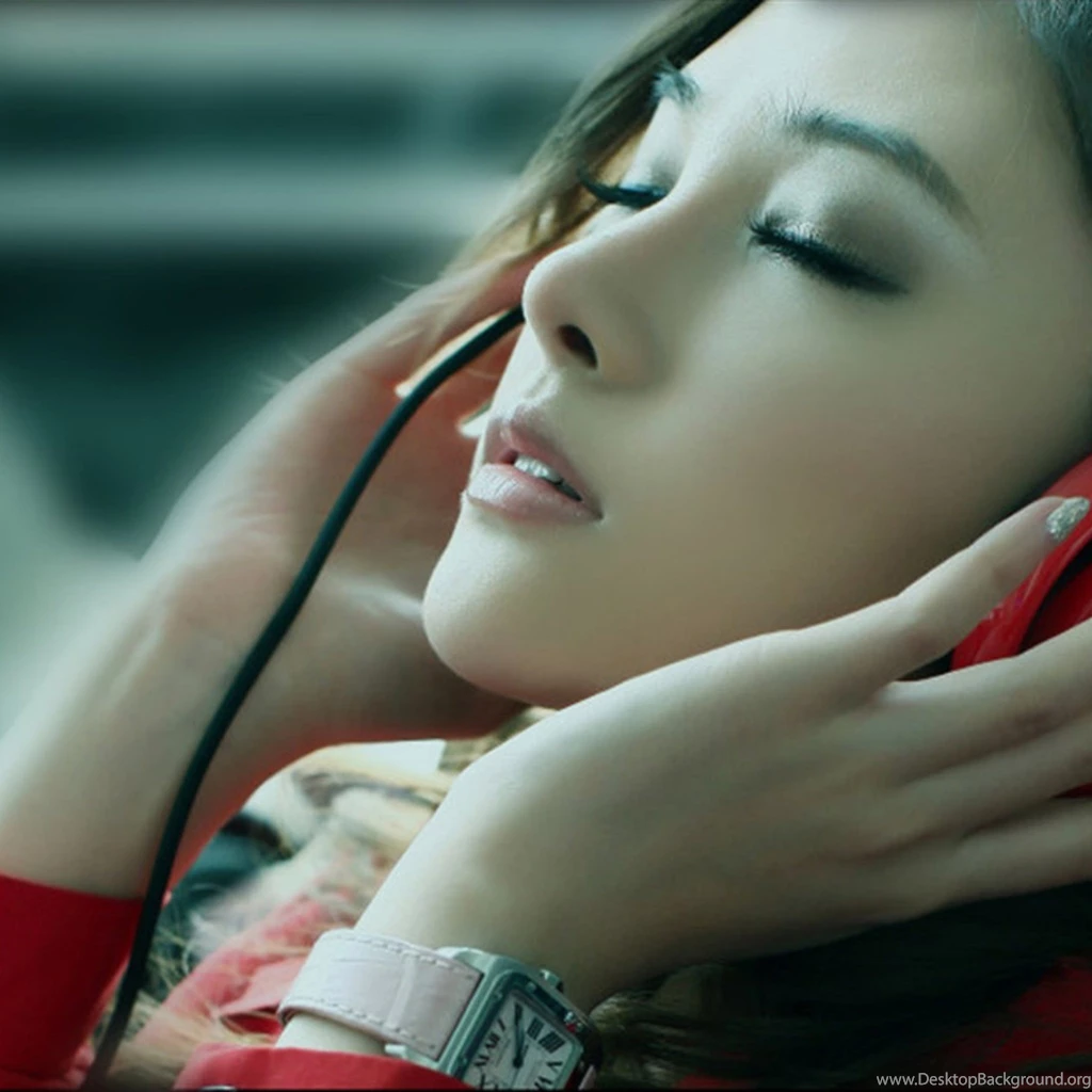 Japanese Girl With Headphones iPad 1 & 2 Wallpapers