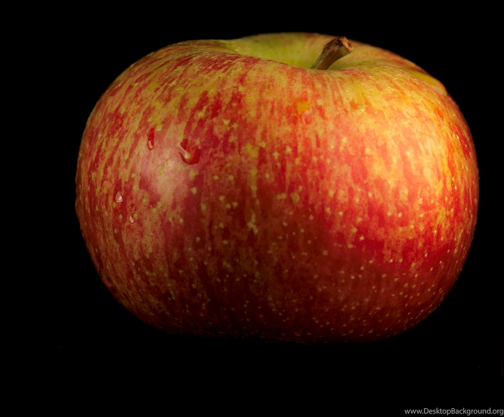 File:Fuji Apple In A Black Backgrounds 02.jpg Wikimedia Commons