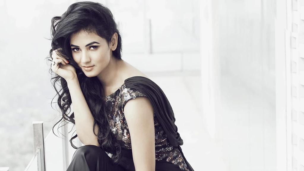 Sonal Chauhan Indian Celebrity Wallpapers
