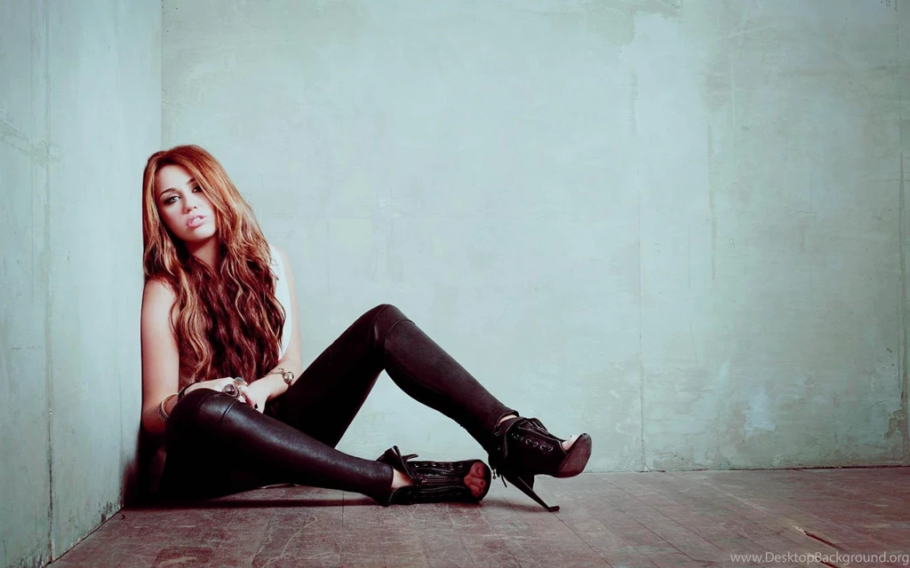 Download Miley Cyrus Bangerz Wallpapers High Definition