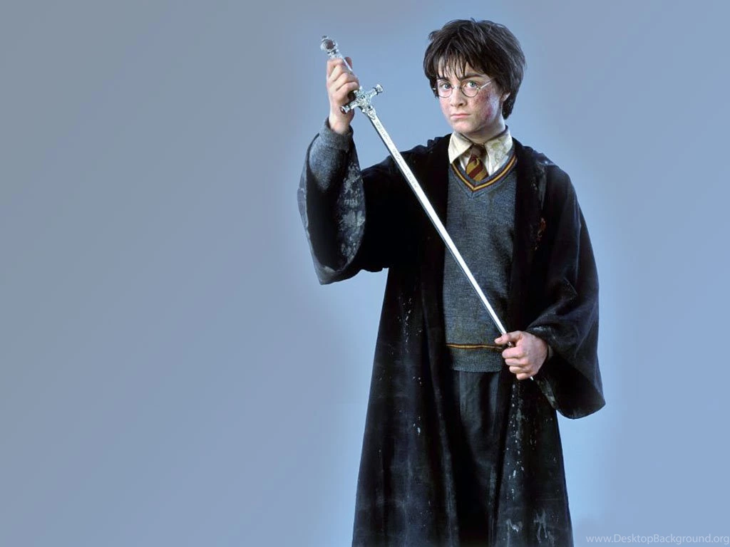 Chamber of secrets. Гарри Поттер меч Гриффиндора. Гарри Поттер и Тайная комната меч Гриффиндора. Гарри с мечом Гриффиндора. Меч Годрика Гриффиндора из Гарри Поттера.