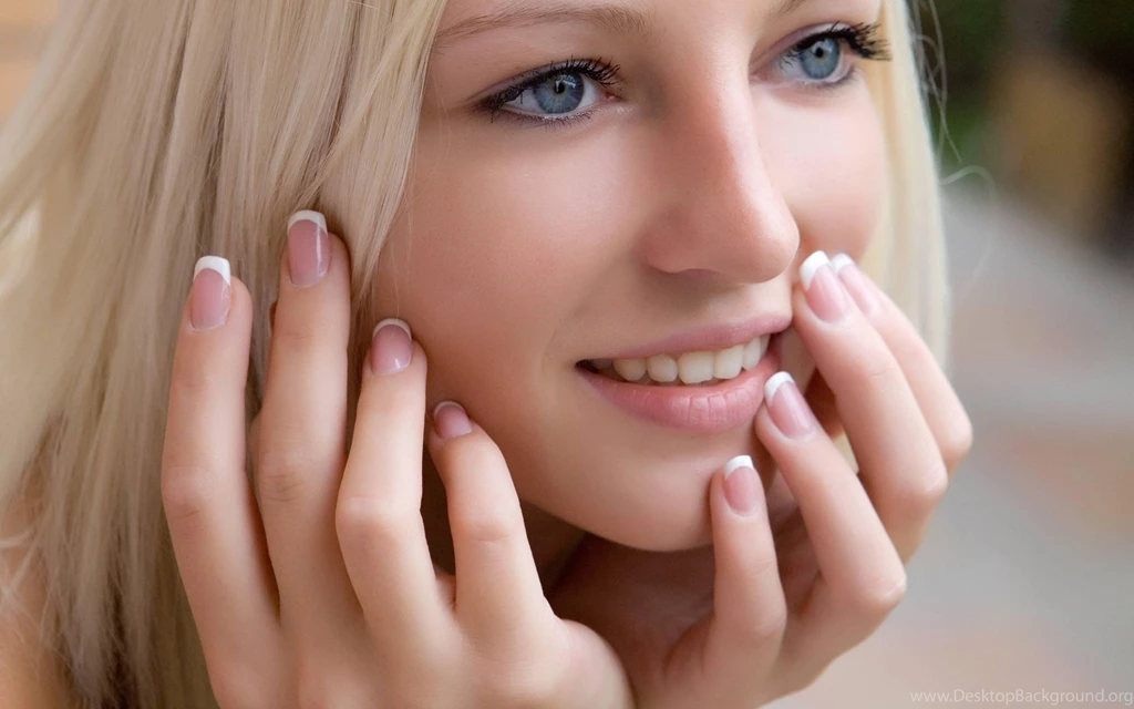 BEAUTIFUL BLONDE WALLPAPER (