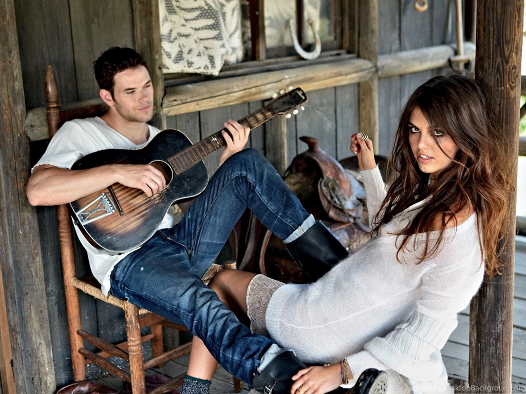 Free Romantic Wallpaper, Couple Loving Music, Sing To Me ...