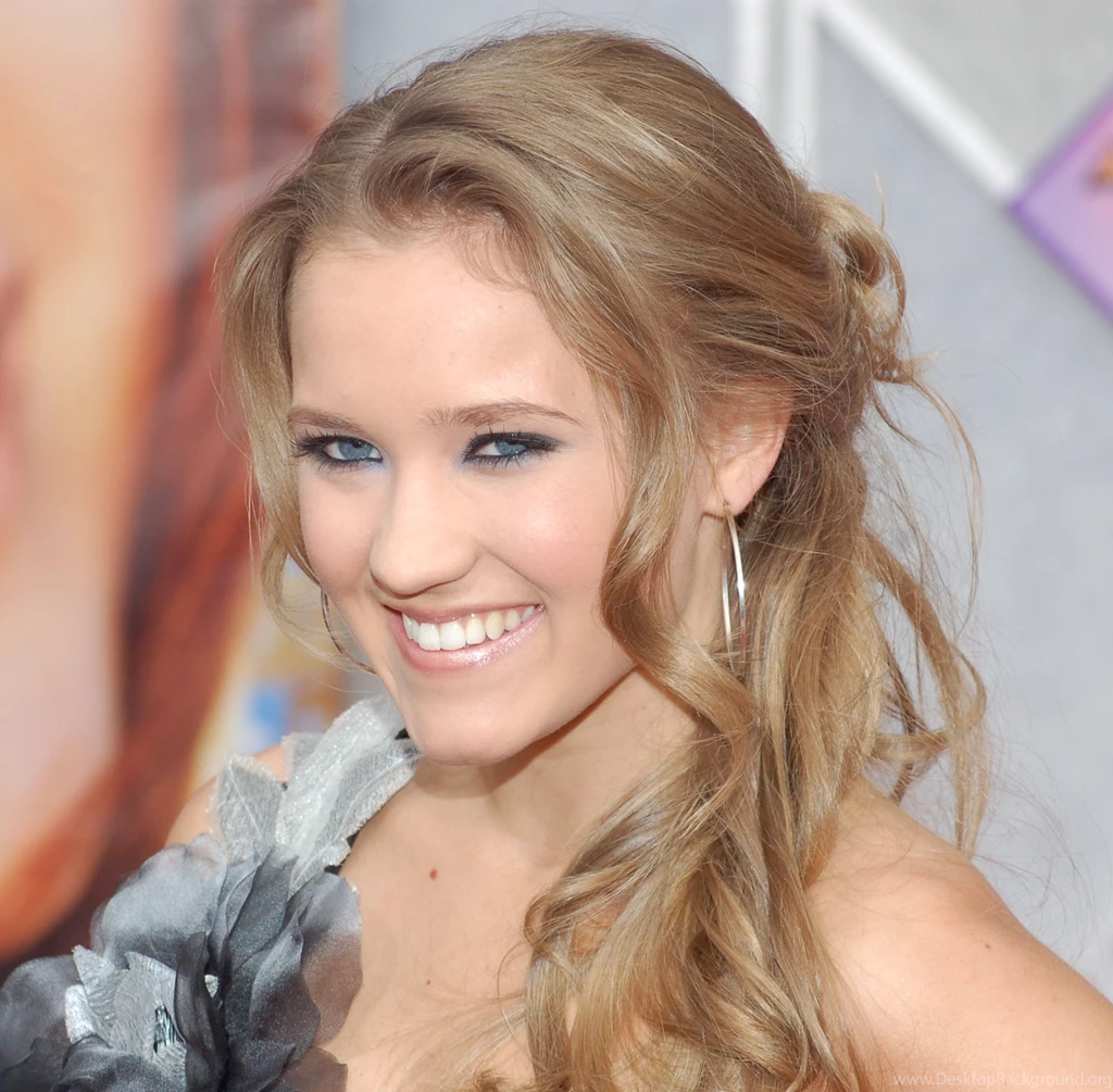 Emily Osment HD Wallpapers For Desktop Download