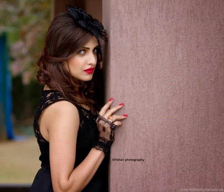 Punjabi Model Himanshi Khurana Hottest Wallpapers