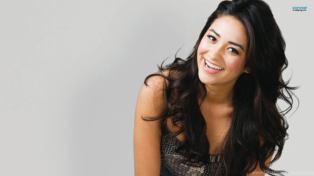 Shay Mitchell Wallpaper.