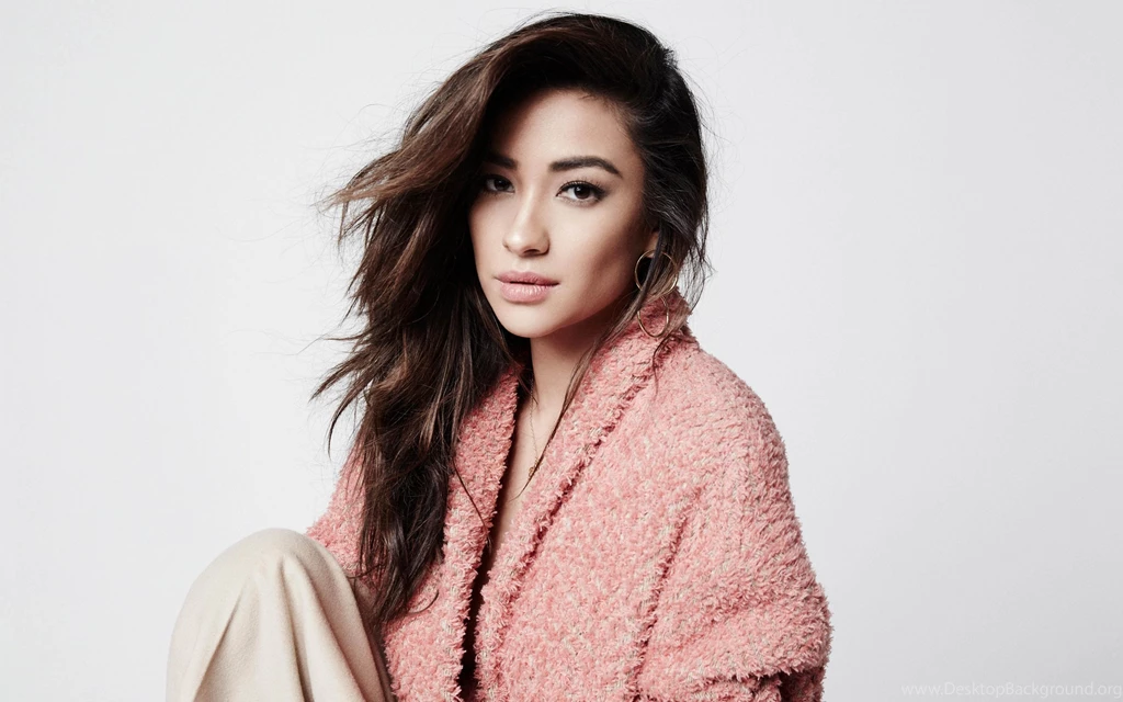 Model Shay Mitchell Wallpapers