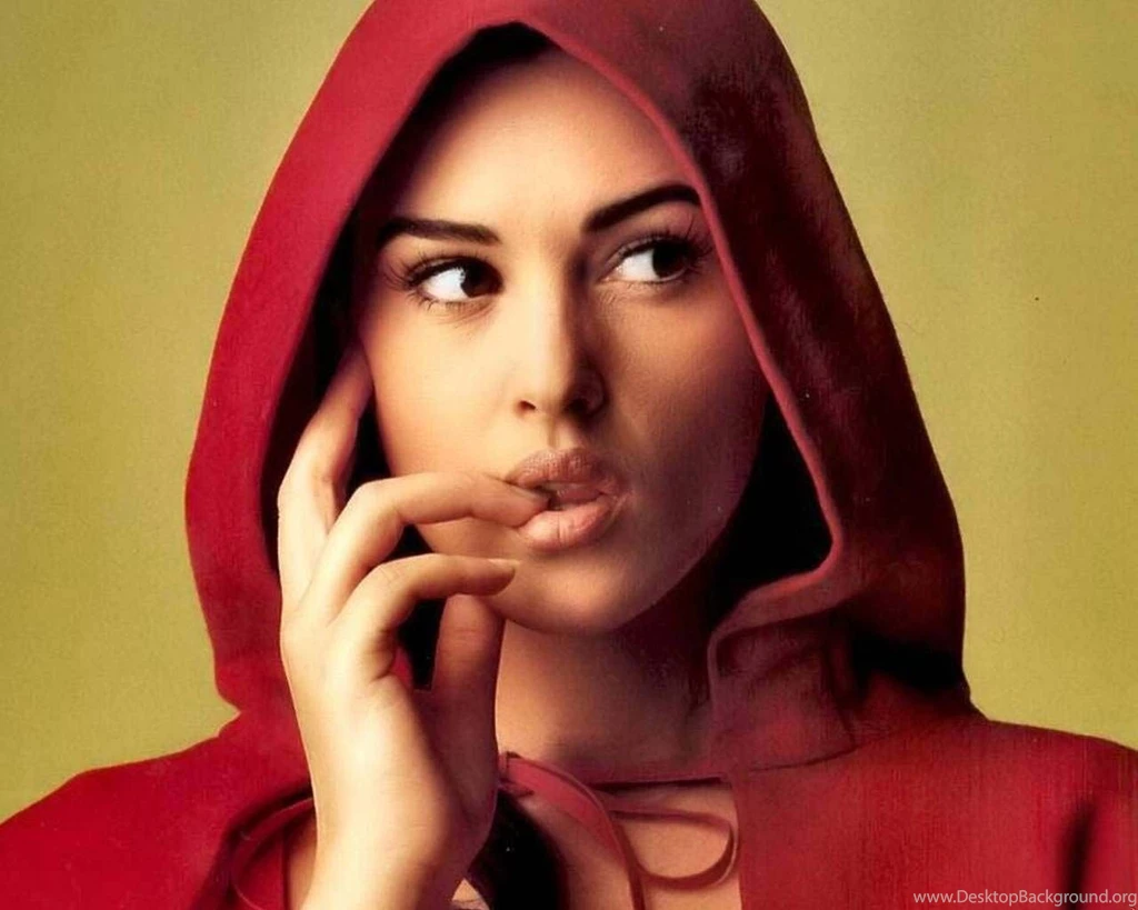 Monica Bellucci Hot Wallpapers