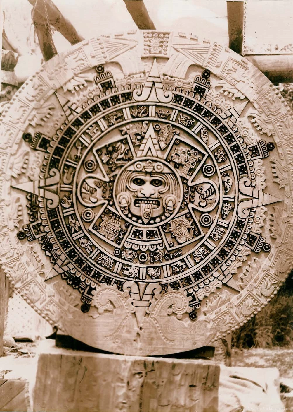 Календарь майя конспект. Камень солнца ацтеков. Солнечный календарь ацтеков. Солнечный календарь Майя. Календарь мая.