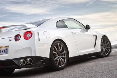 Download White Nissan GT R On The Embankment Wallpapers For iPhone 4