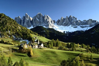 Italian Countryside Scenery, Snow capped Mountains, Green Trees ...