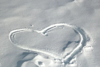 Hd 1600x1200 Heart On Snow Desktop Wallpaper Backgrounds