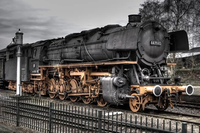 Download 2560x1440 Golden Train HDR Wallpapers