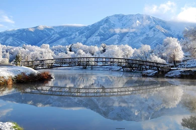 Frozen bridge over the lake HD winter wallpaper_5120x3200.jpg