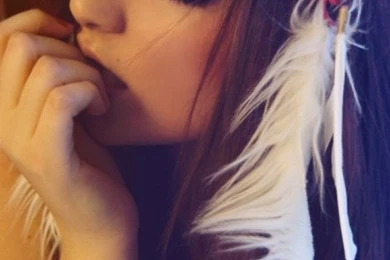 640x1136 Girl Indian Hat Iphone 5 Wallpapers