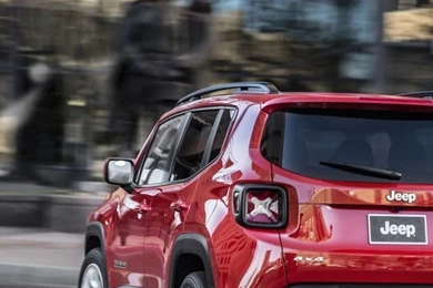 Download Jeep Renegade Turning Wallpapers For iPhone 4