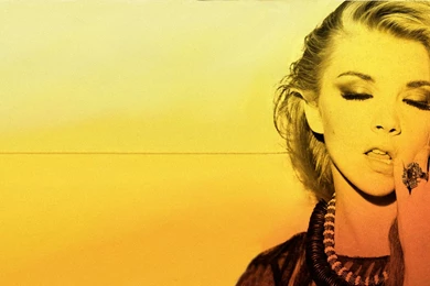 Natalie Dormer Walking Barefoot : Pics